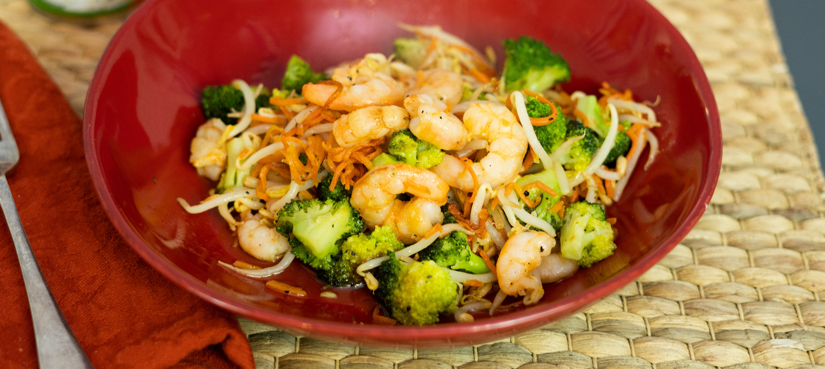 Gambas salteadas com legumes