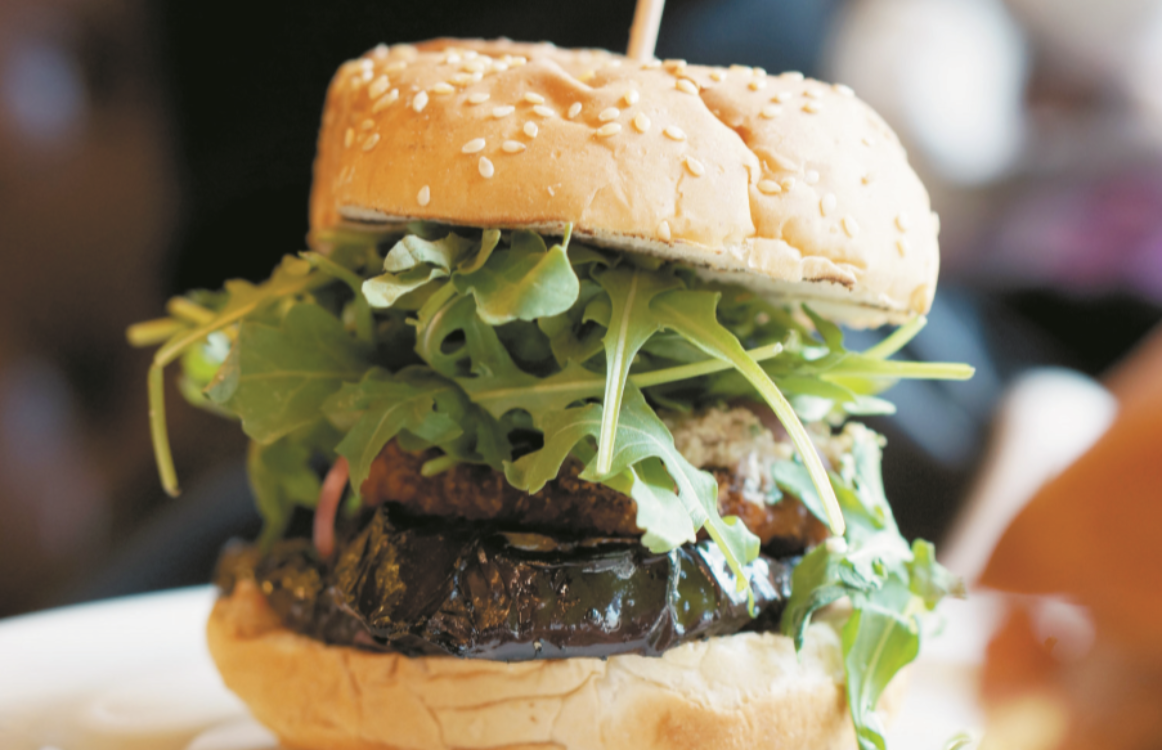 Hambúrguer de frango panado e vegetais