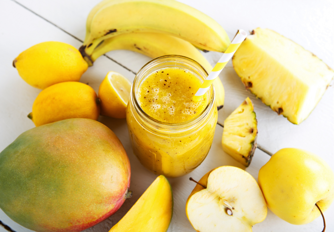 Smoothie de banana, maçã, manga e ananás