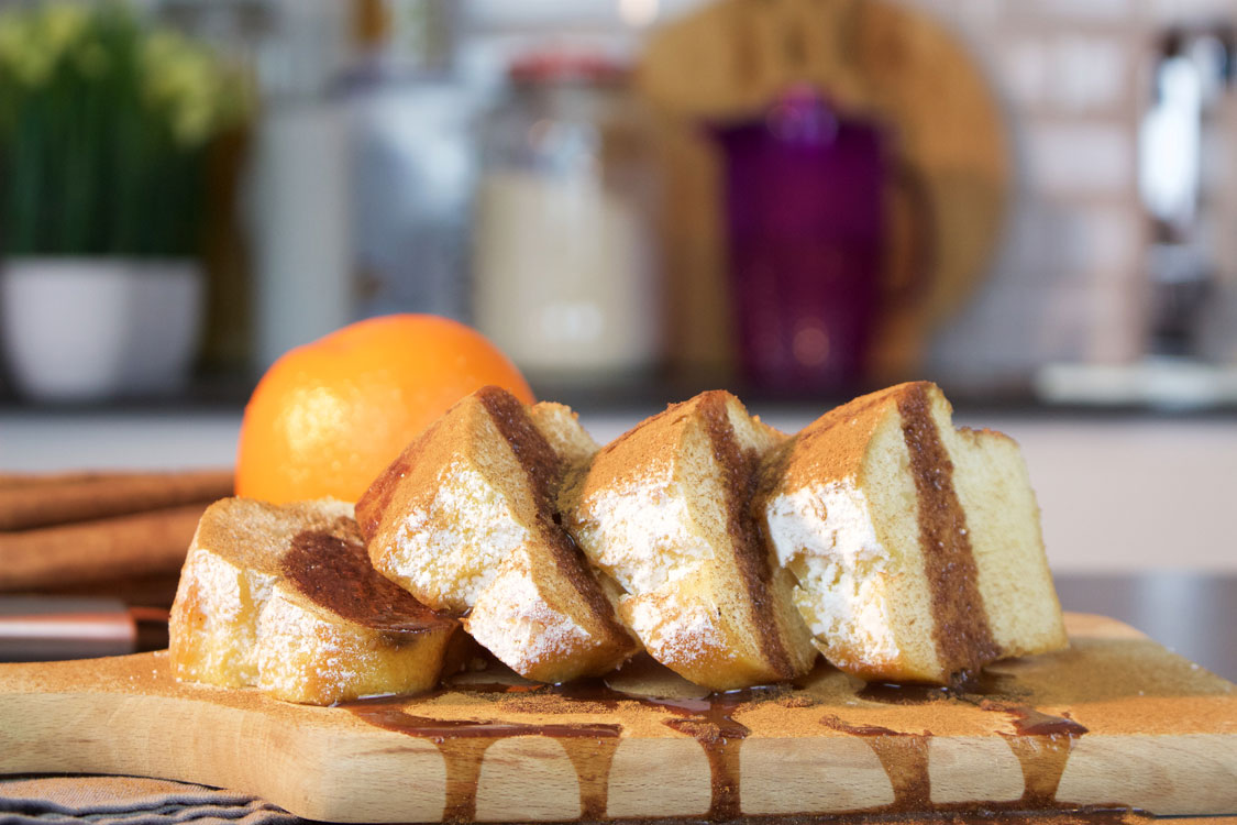 Bolo de laranja com canela e calda de chocolate
