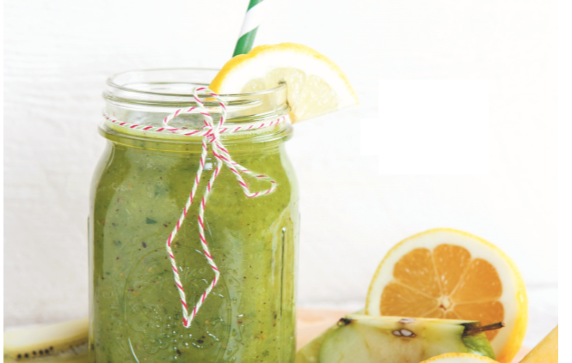 Smoothie de pepino, limão, kiwi e ananás