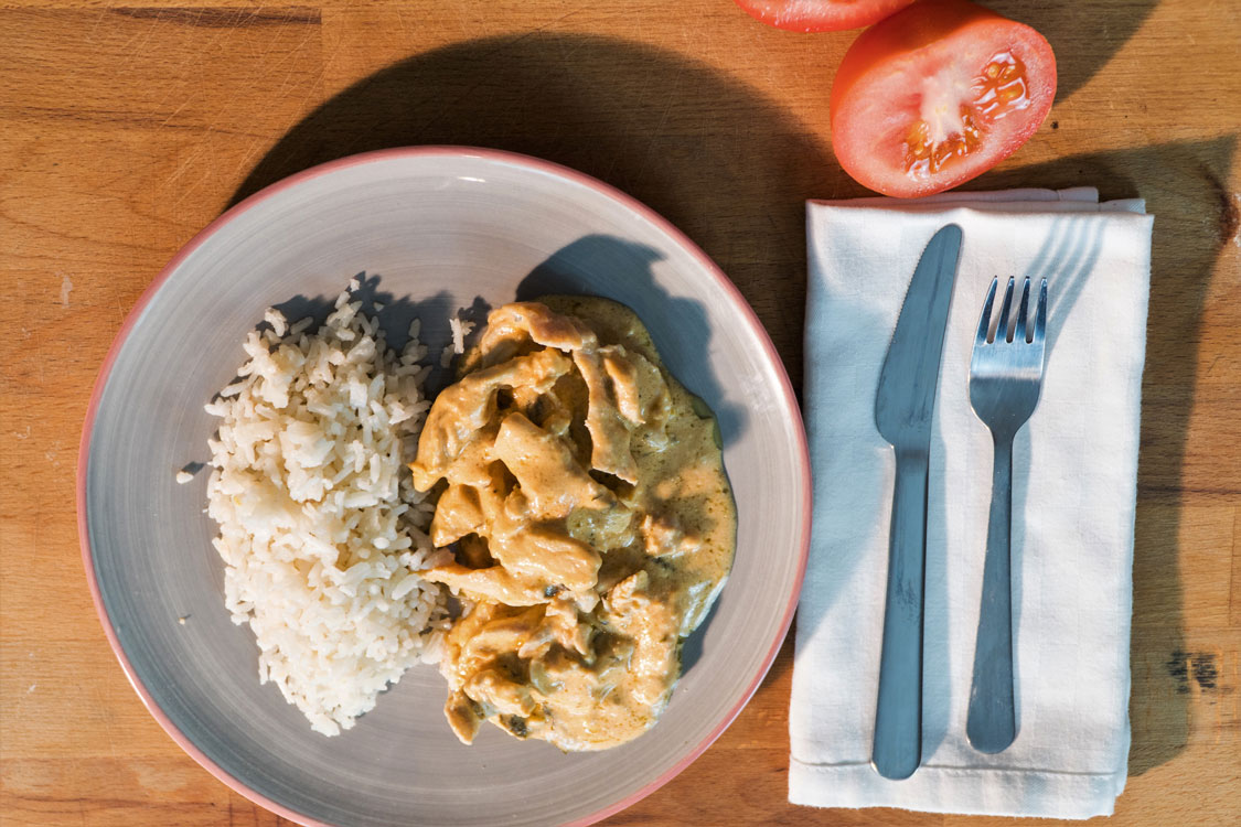 Frango com molho de coco e tomate