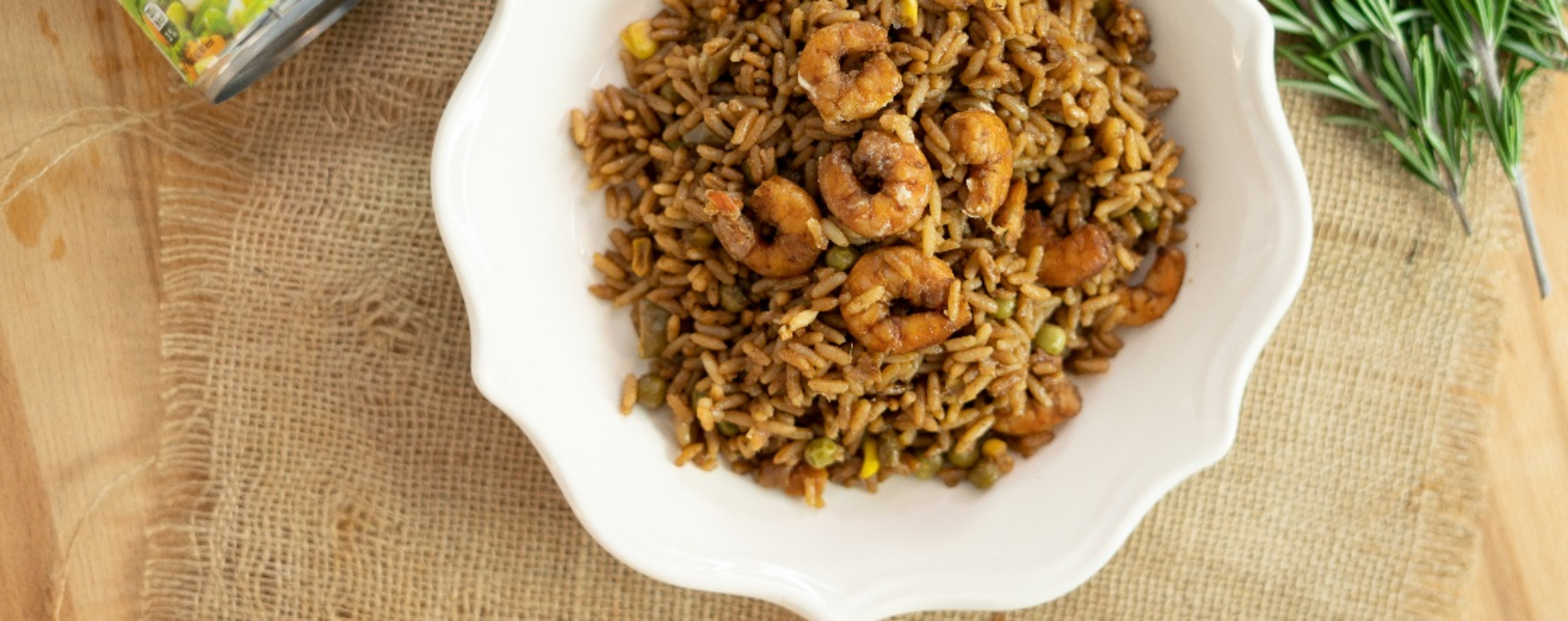 Arroz de legumes salteados e camarão