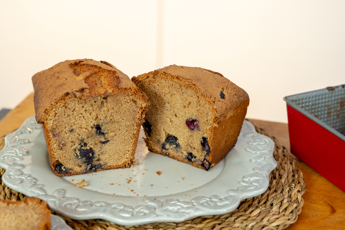 Bolo de banana e mirtilos