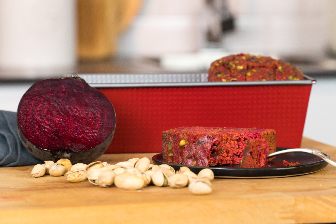 Bolo de beterraba e pistácio