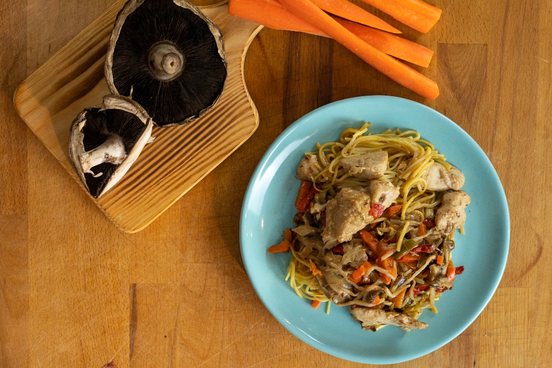 Noodles de frango e cogumelos Portobello