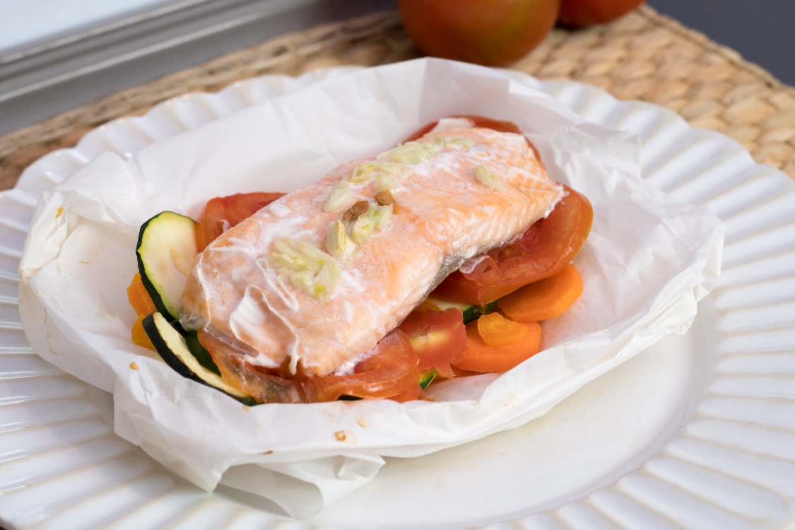 Salmão no papelote em cama de vegetais
