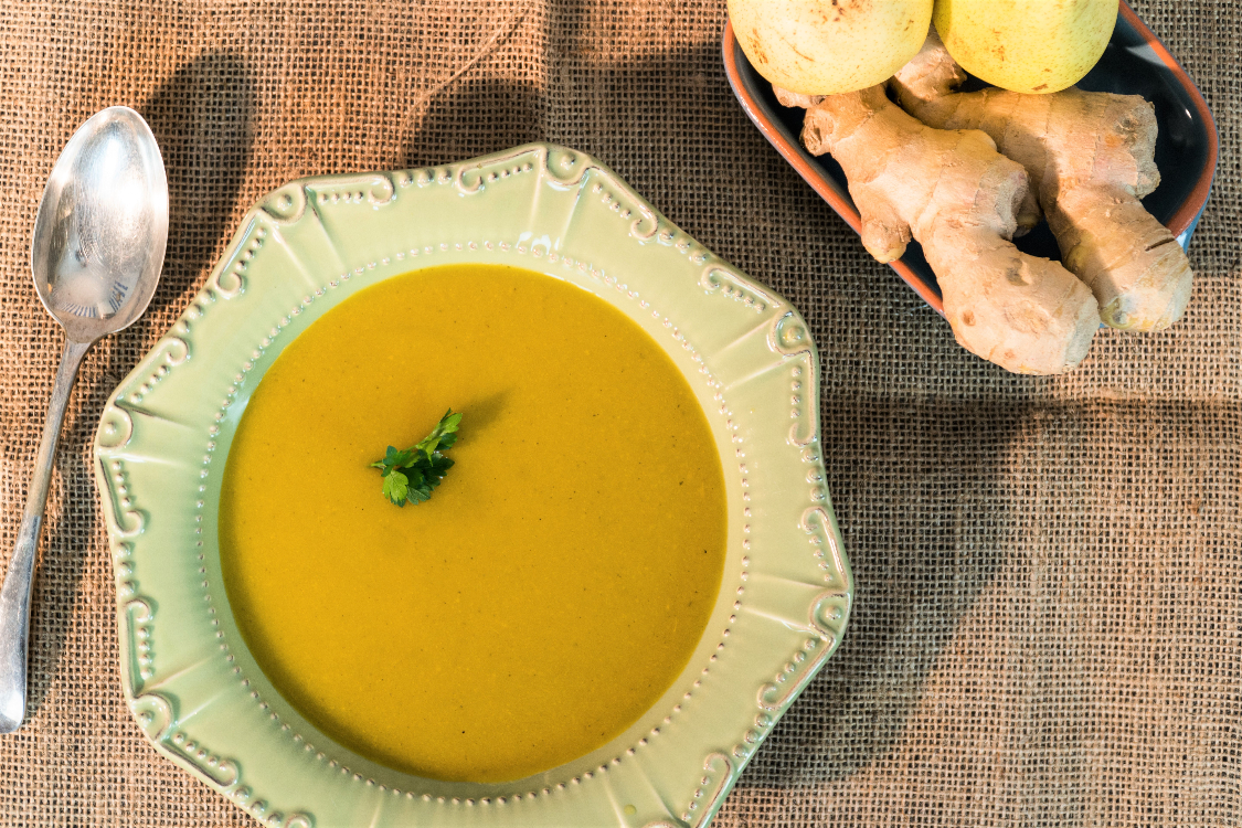 Sopa de pera e curcuma