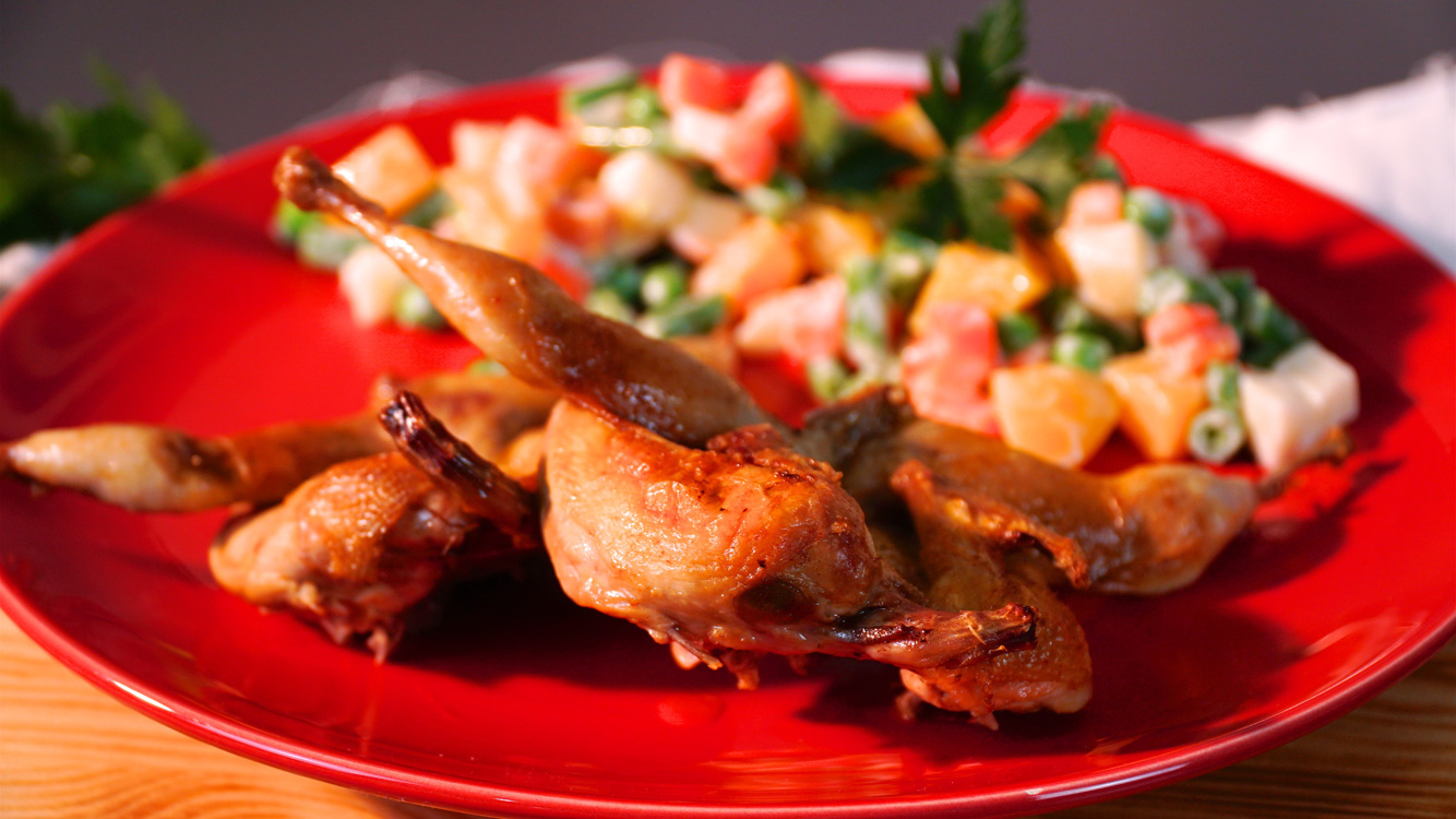 Codornizes com salada de legumes e pêssego