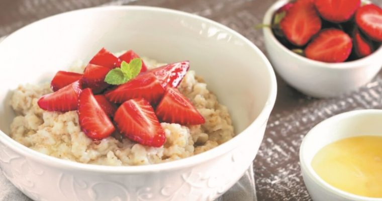 Papas de aveia integral com morangos: uma receita muito agradável!