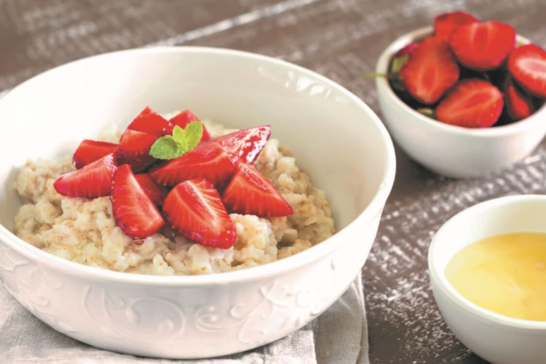Papas de aveia integral com morangos: uma receita muito agradável!