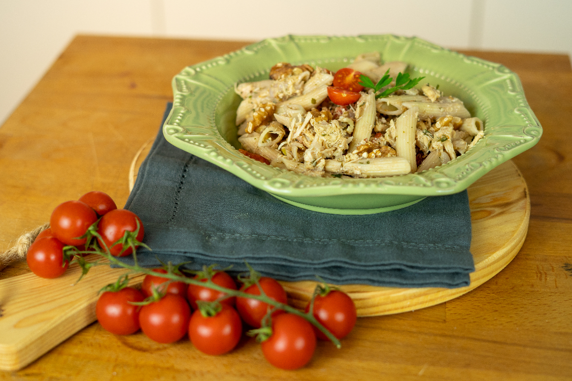 Penne com frango e nozes: fica pronto em poucos minutos!