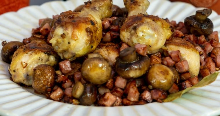 Perninhas de frango com bacon e cogumelos