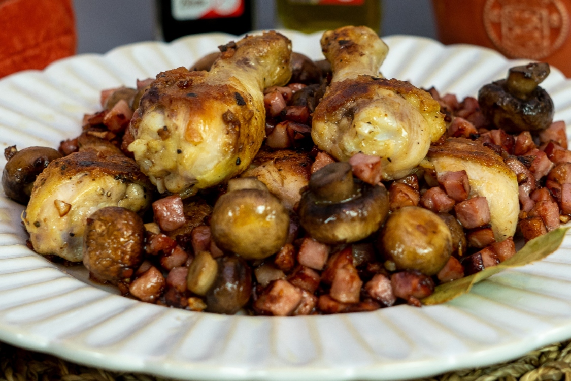 Perninhas de frango com bacon e cogumelos