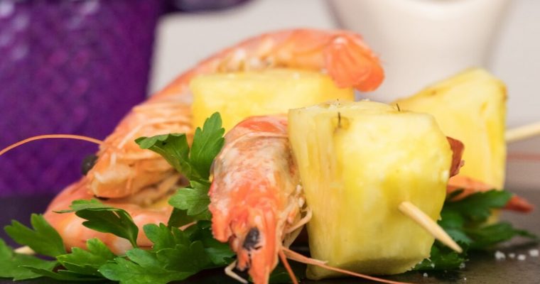 Espetadas de gambas e ananás
