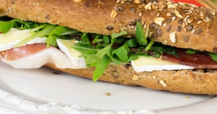 Sandes de presunto, queijo brie e rúcula: o simples sabe bem!