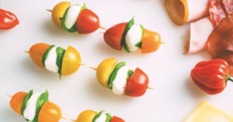 Espetada de caprese: para abrir lindamente um almoço de amigos!