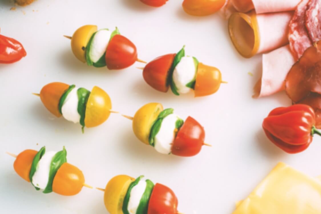 Espetada de caprese: para abrir lindamente um almoço de amigos!