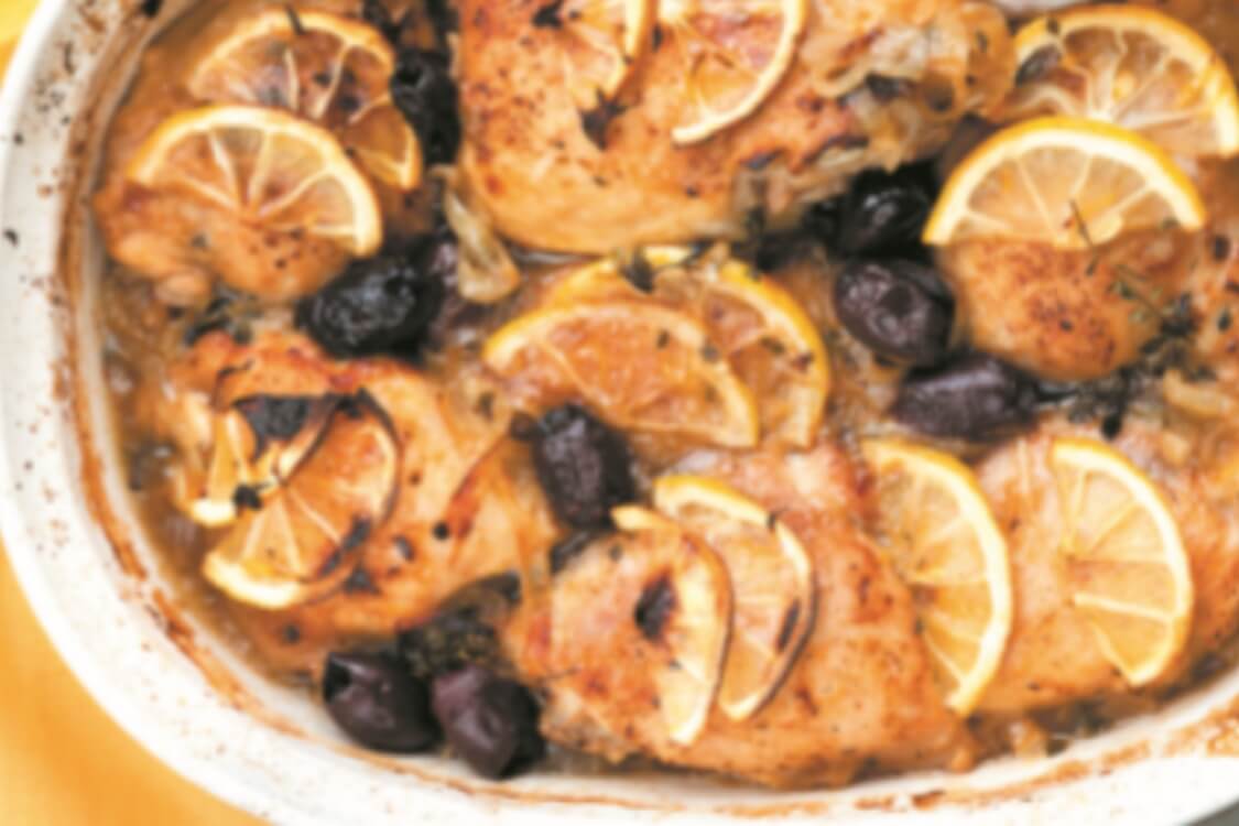 Frango assado com limão, tomilho e alho: uma receita imperdível!