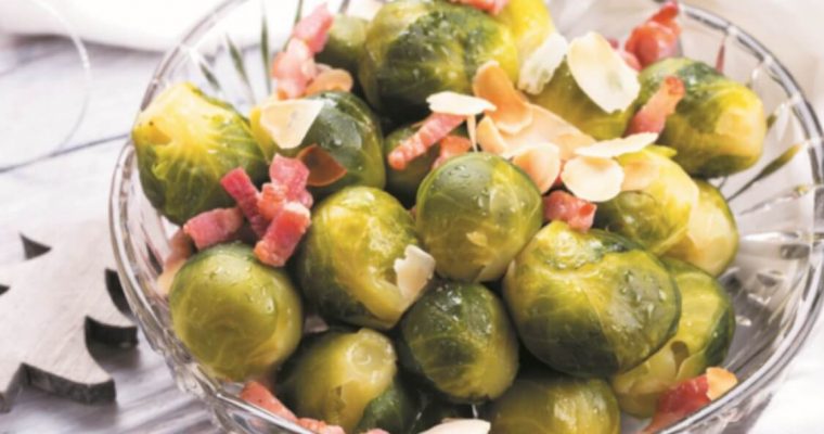 Couves-de-Bruxelas salteadas com amêndoas e bacon: um rico petisco!