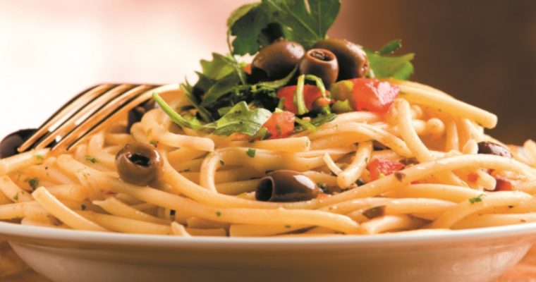 Esparguete com azeitonas, tomate e salsa: para agradar a todos!