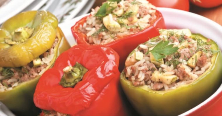 Pimentos recheados com arroz, courgette e alheira