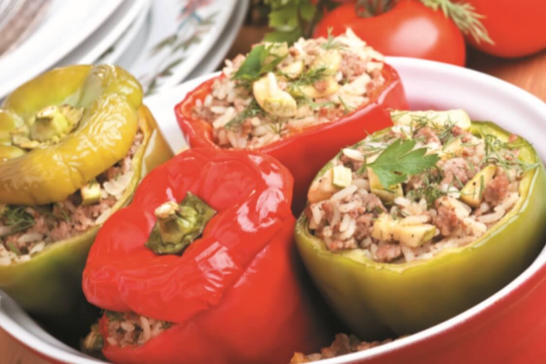 Pimentos recheados com arroz, courgette e alheira