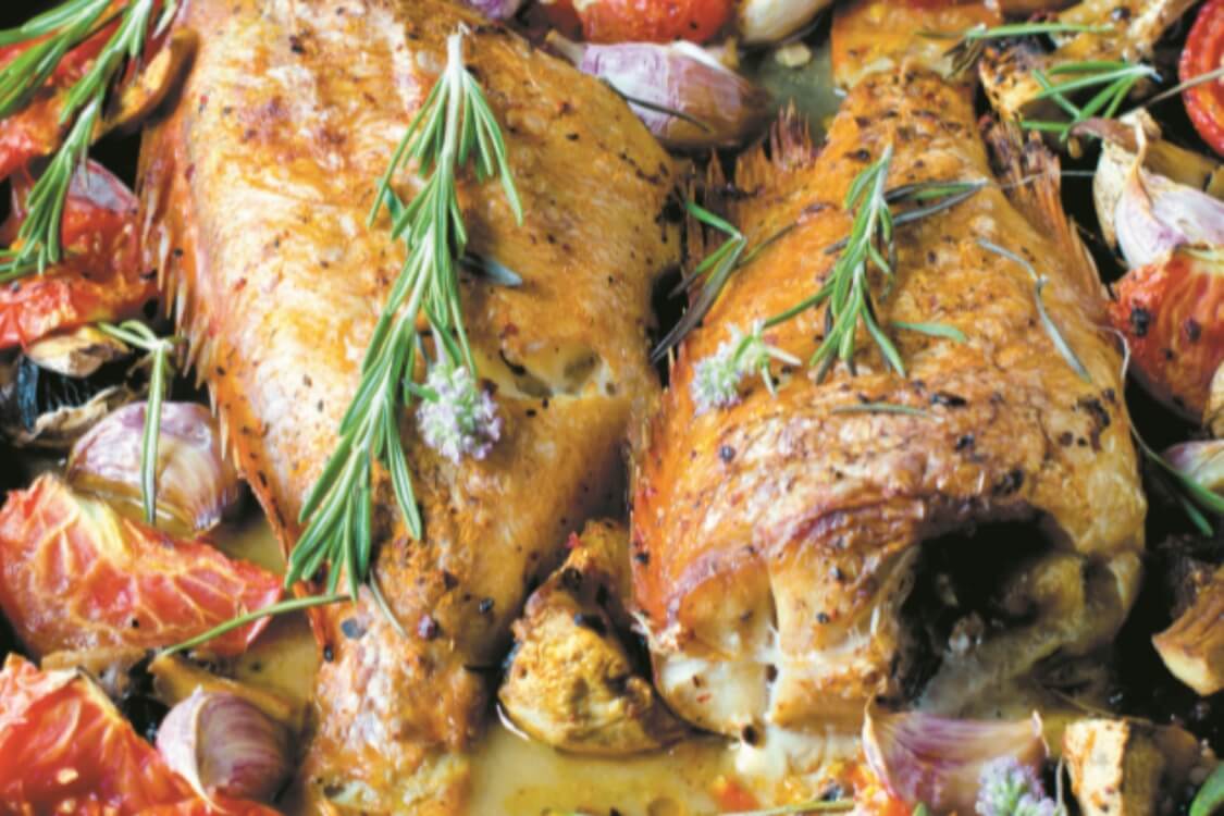 Red fish assado com tomate e cogumelos: um petisco natalício!