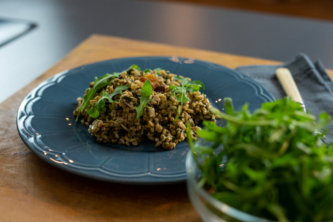 Aveia salteada com frango e rúcula: para levar na marmita para amanhã!
