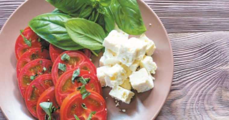 Salada de tomate, feta e manjericão: uma das melhores saladas!