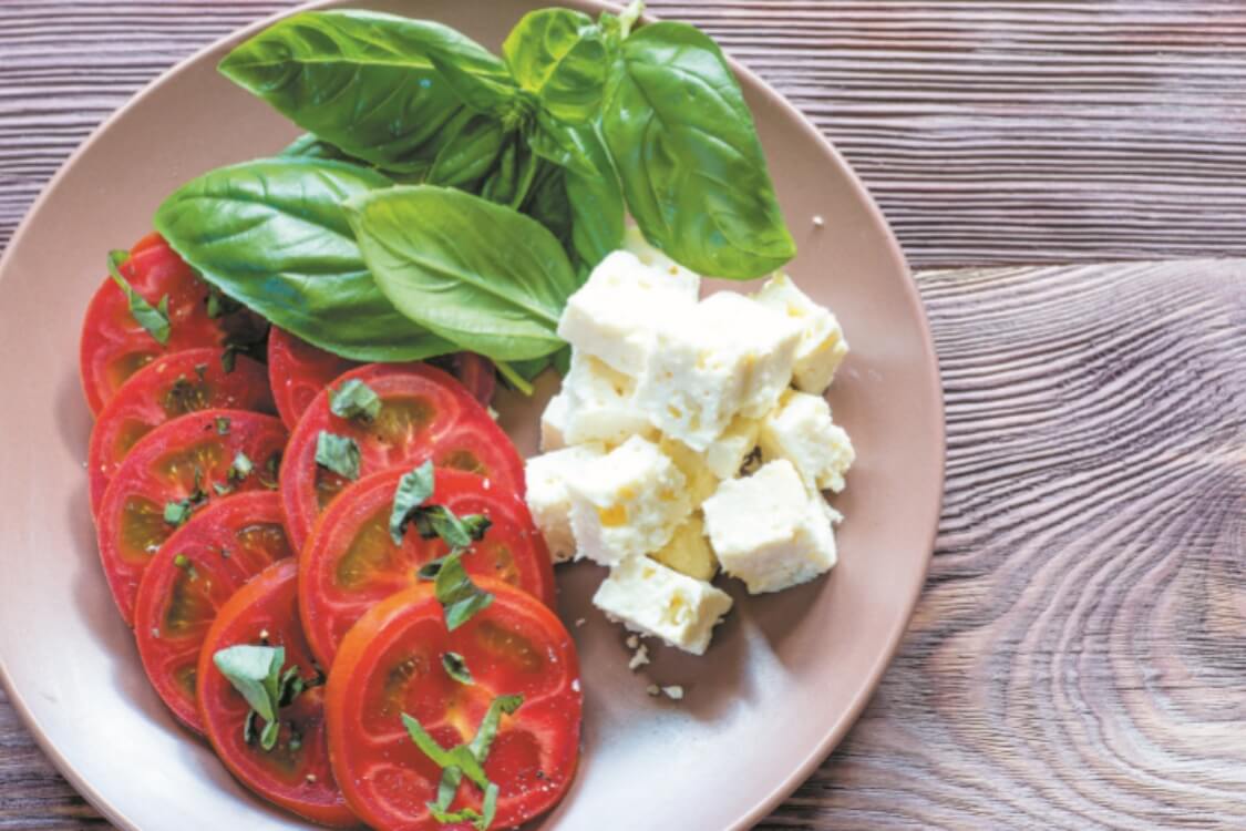 Salada de tomate, feta e manjericão: uma das melhores saladas!