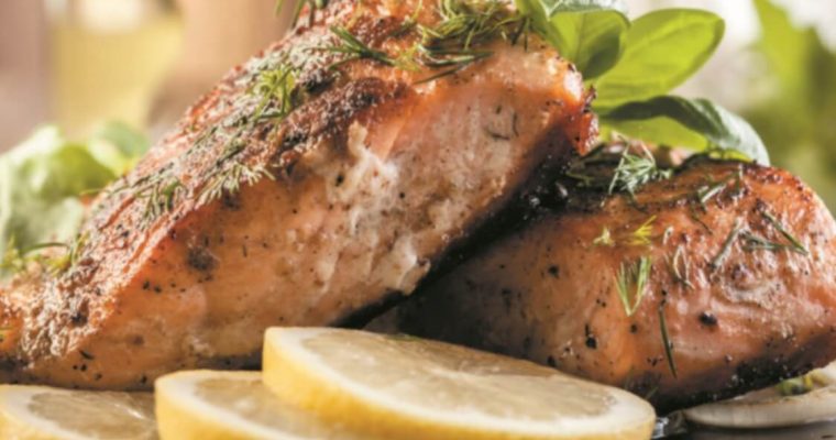 Salmão frito: uma alternativa macia e fresca ao bacalhau!