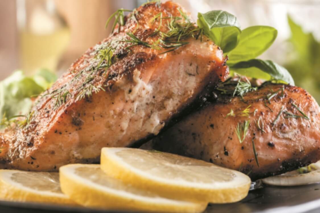 Salmão frito: uma alternativa macia e fresca ao bacalhau!