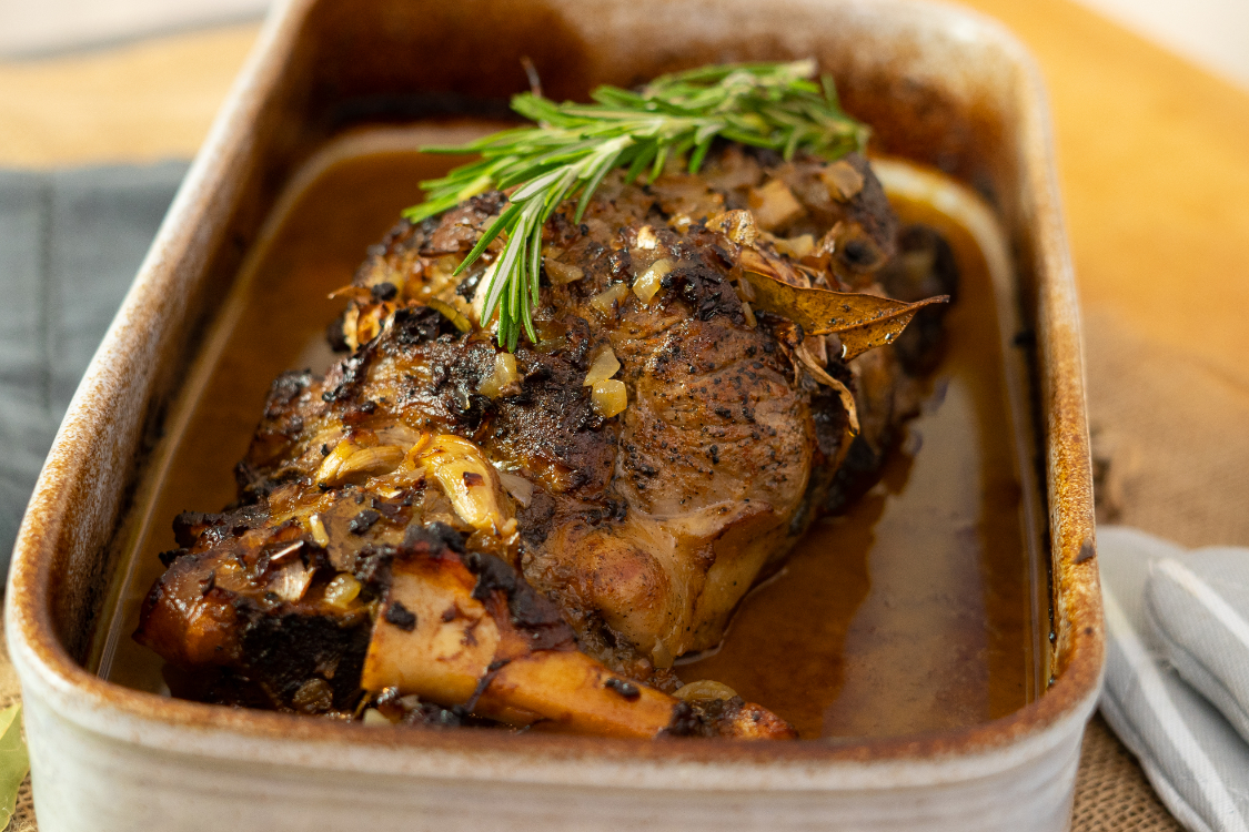 Perna de borrego assada no forno: vai ver que fica uma delícia!
