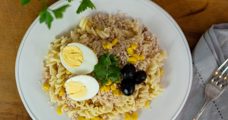 Salada de frango com massa e legumes: um prato saudável e saboroso!