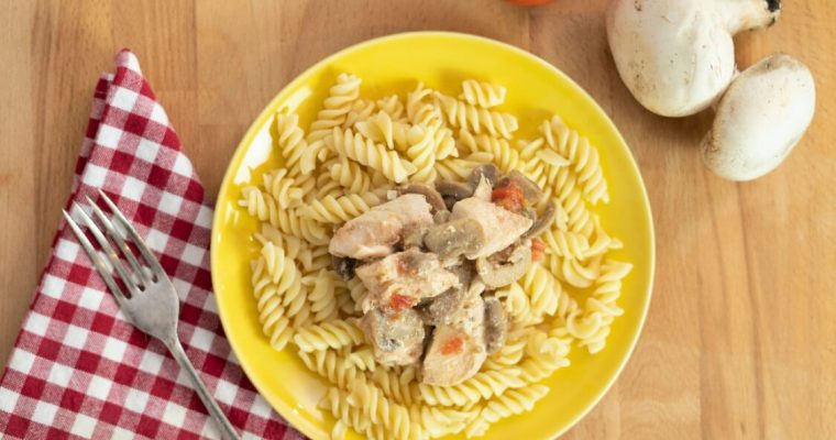 Frango com cogumelos e tomate: uma receita fácil, rápida e saborosa!