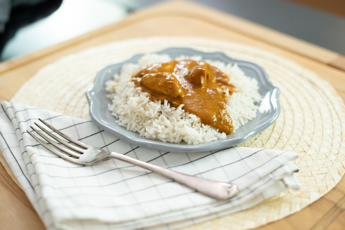 Frango com molho tikka masala: um prato aromático e cremoso!