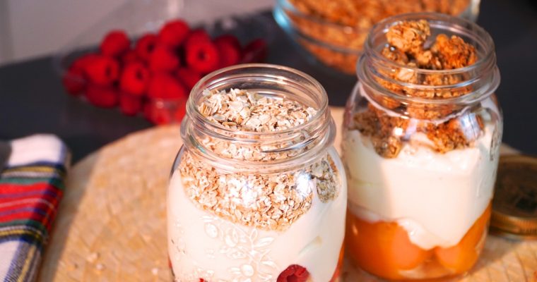 Iogurte com fruta e cereais: ideal para levar na marmita para o trabalho!