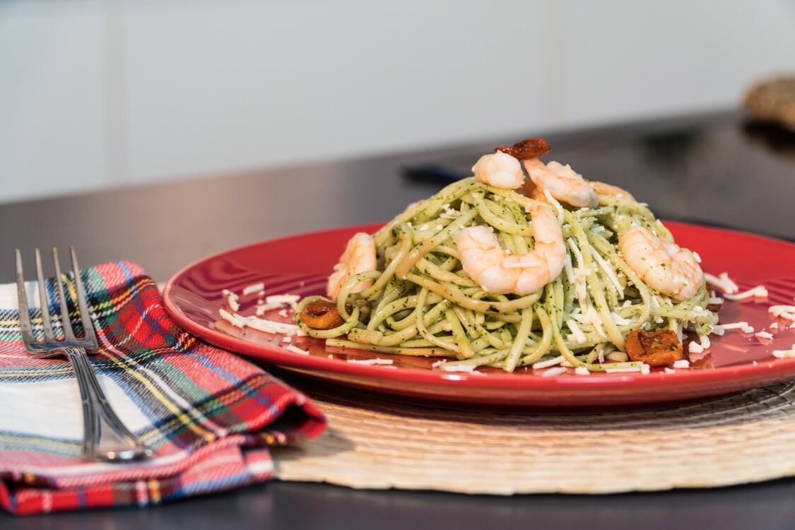 Linguini de camarão, pesto e queijo: para deixá-lo muito feliz!