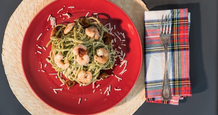 Linguini de camarão, pesto e queijo: para deixá-lo muito feliz!