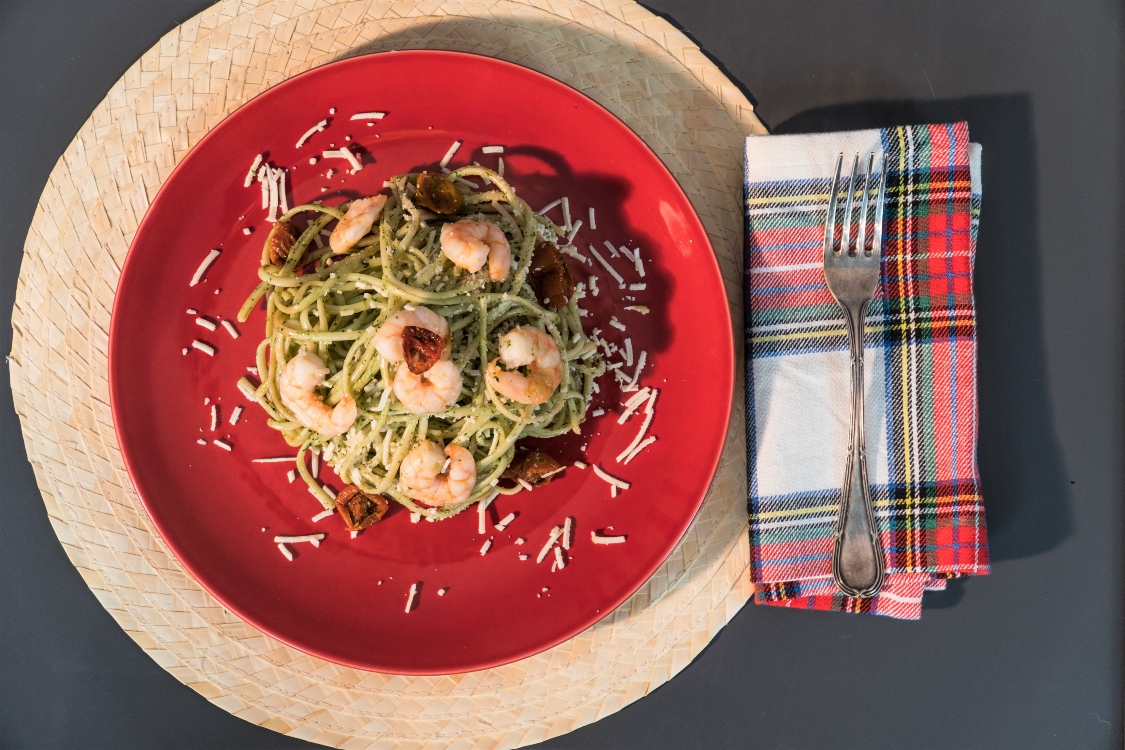 Linguini de camarão, pesto e queijo: para deixá-lo muito feliz!