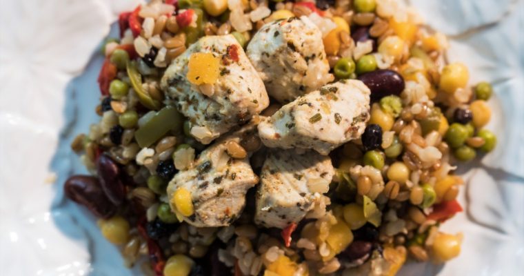 Frango com arroz integral e mistura de legumes: simples de fazer!