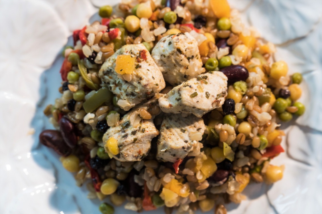 Frango com arroz integral e mistura de legumes: simples de fazer!