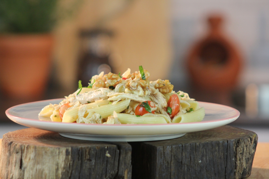 Penne com frango, tomate e noz: saudável e simples!