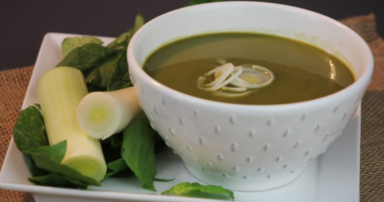 Sopa de alho-francês com espinafres: dá conforto na hora da refeição!