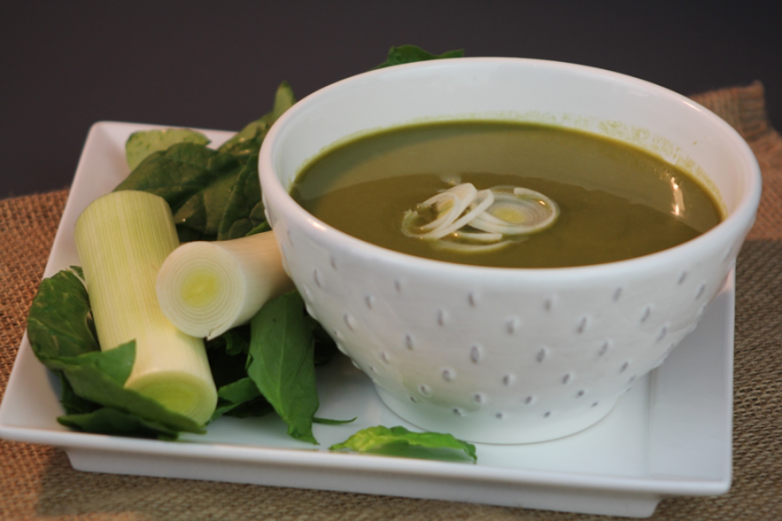 Sopa de alho-francês com espinafres: dá conforto na hora da refeição!