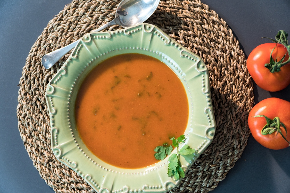 Sopa de tomate com curgete e coentros: conforta o corpo e a alma!