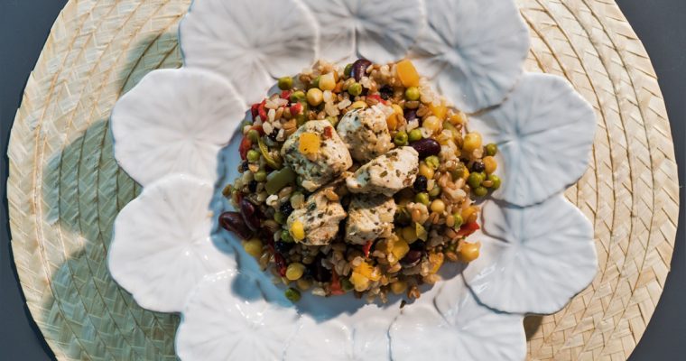 Frango com arroz integral e mistura de legumes: simples de fazer!