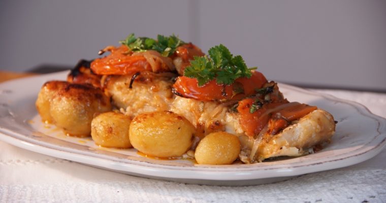 Bacalhau assado com tomate: festeje o Dia da Família com uma receita tradicional!