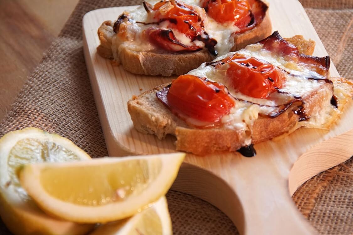 Bruschettas de bacon e tomate cherry à italiana: um aperitivo irresistível!
